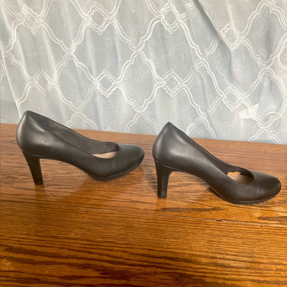 Simple Black high heel (size 8)